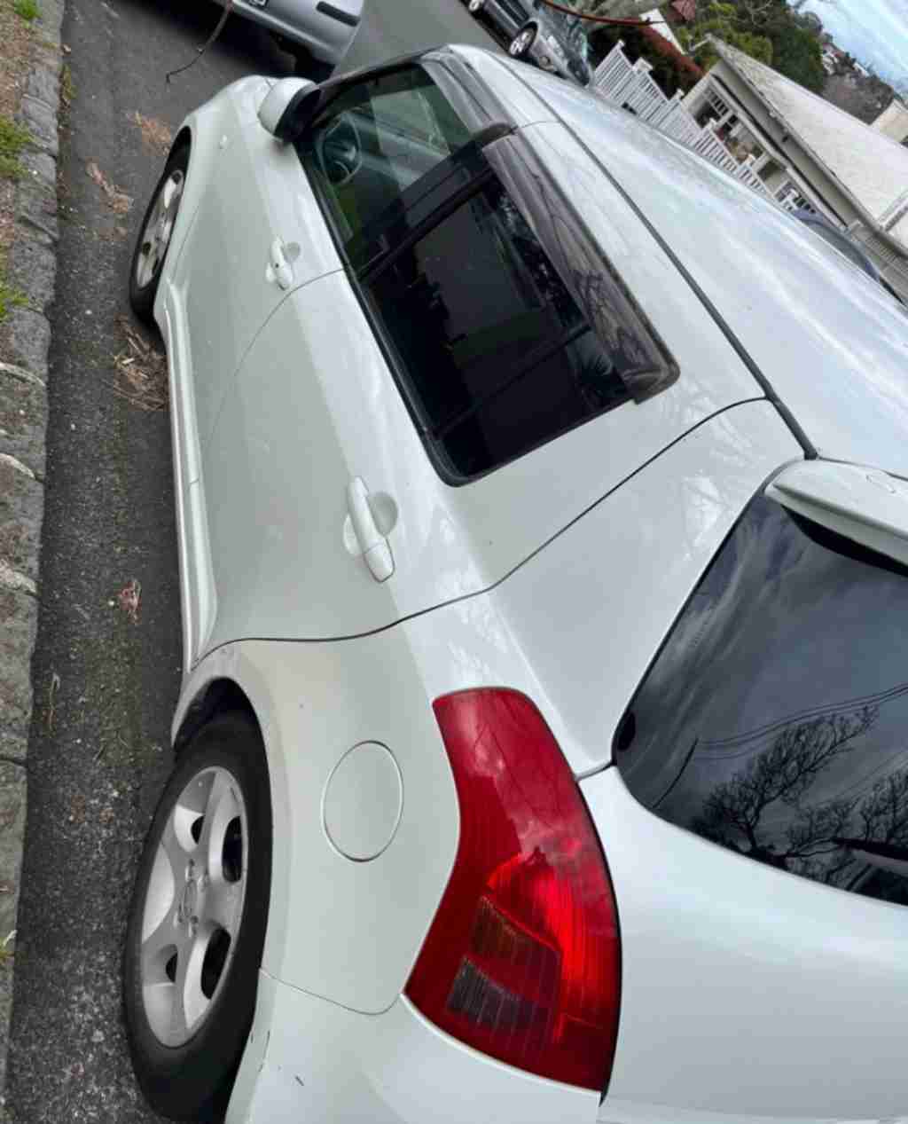 奥克兰 二手车 两箱轿车 06铃木雨燕转让